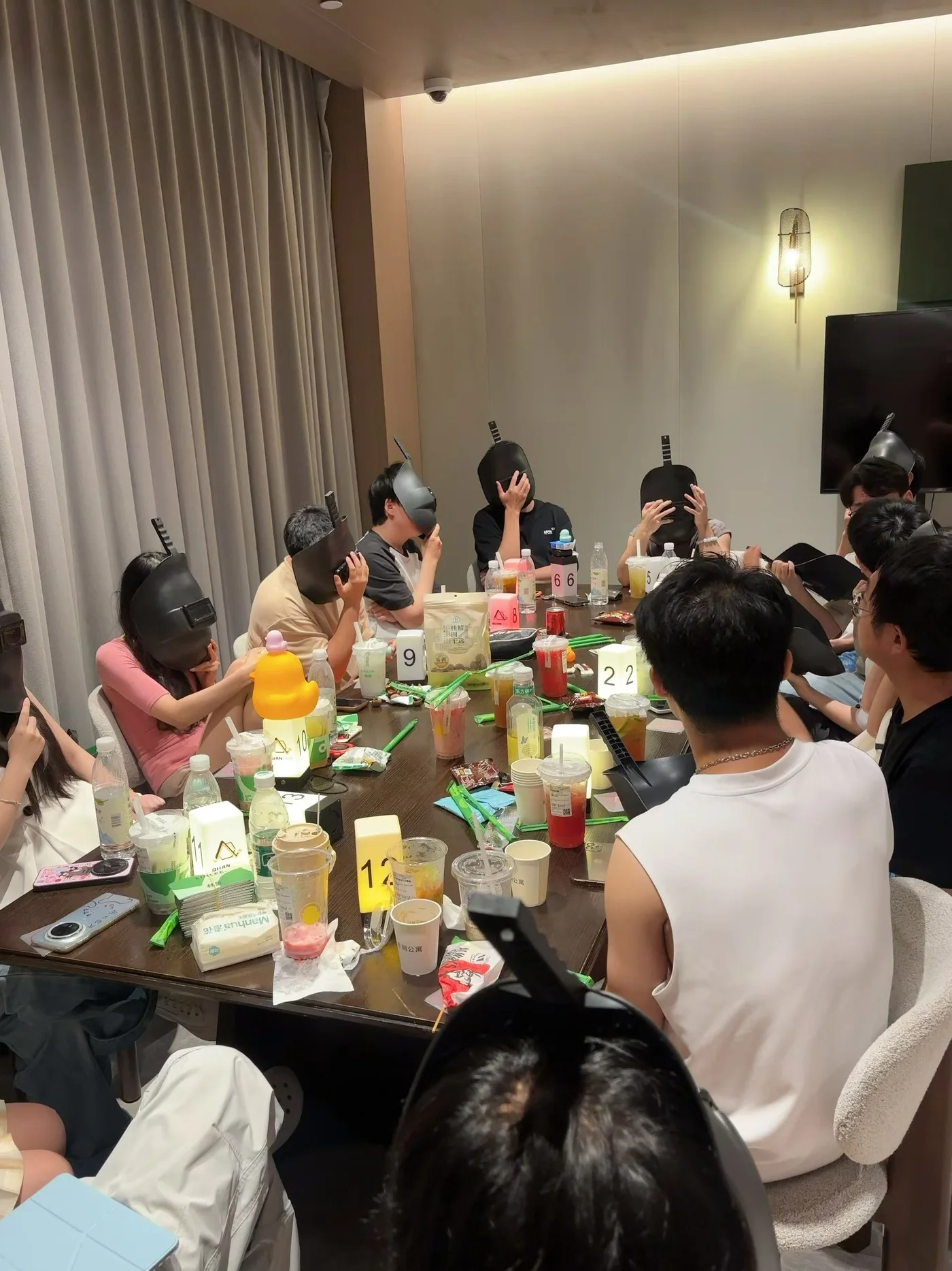 玩家围坐长桌，戴上狼人杀面具进入游戏夜晚阶段