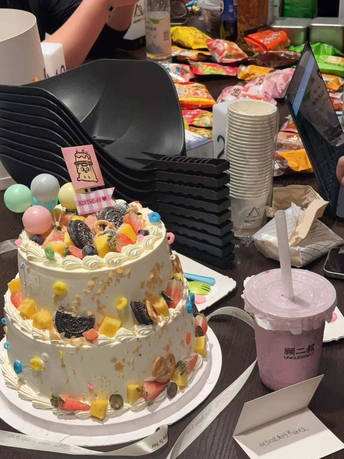 桌游聚会中的水果生日蛋糕